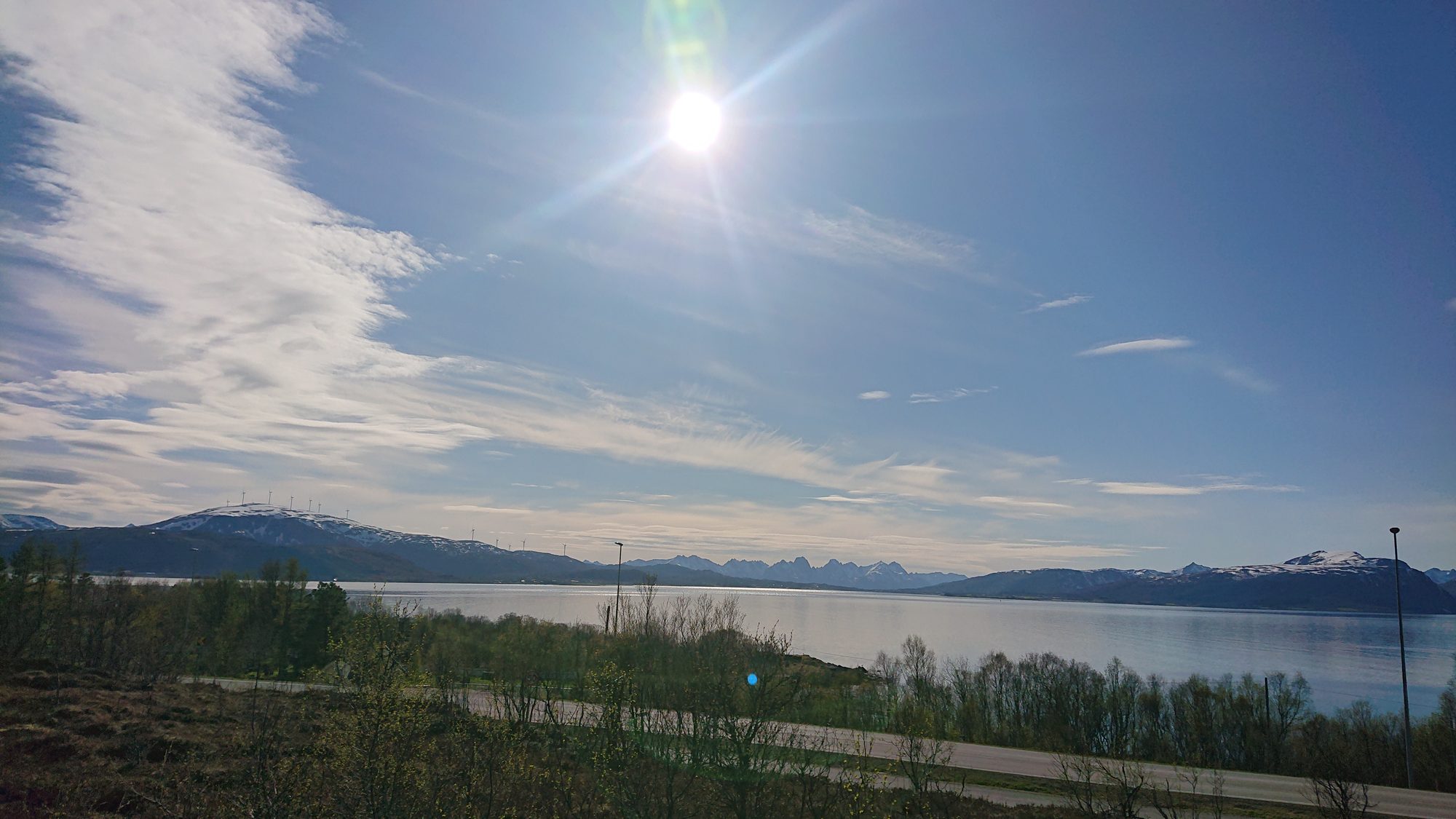 Utsikt fra Maurnes over Sortlandssundet med fjell i bakgrunnen